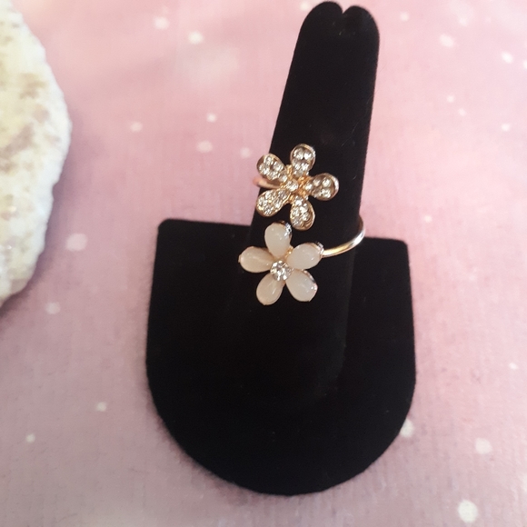 Dainty Daisy Ring  - Adjustable - ⭐⭐⭐⭐⭐ - Picture 7 of 12